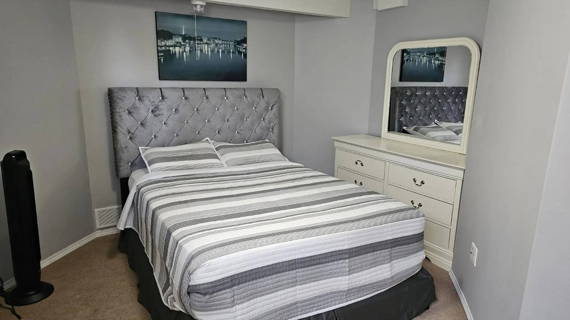 Awesome Guest Suite YYC 0*,  Canada